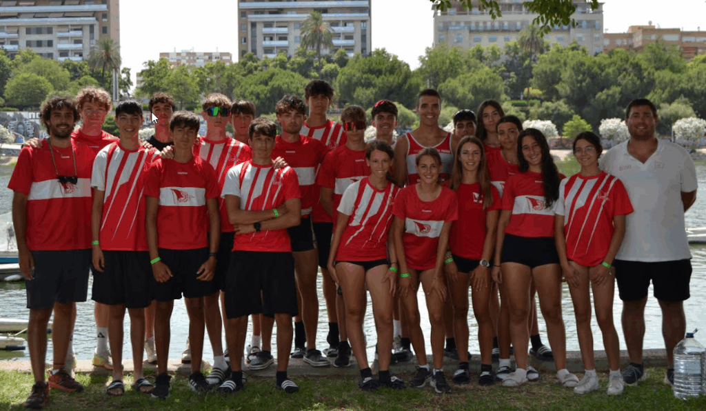Fotografia de grup dels remers i equip tècnic del Club De Rem Tortosa al Campionat d'Espanya de Rem