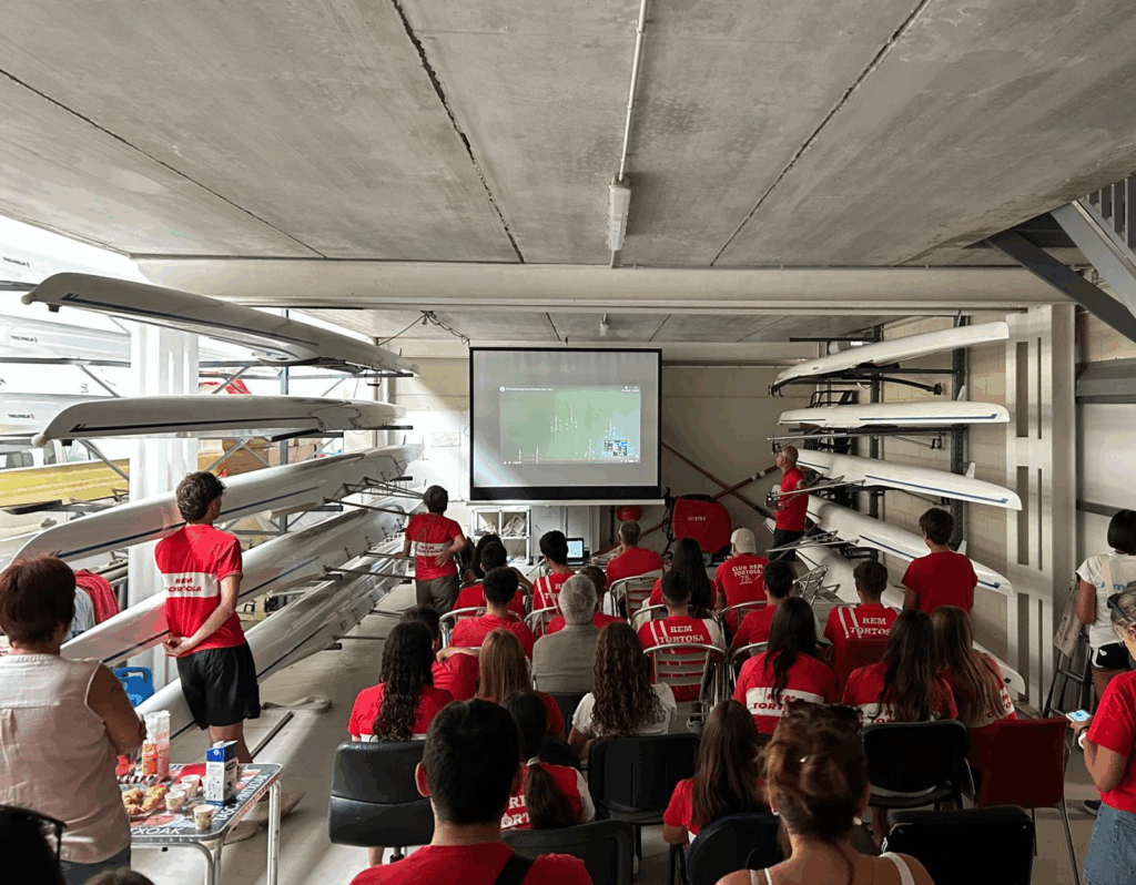 Socis i aficionats reunits al Club per seguir en directe la Final A del quatre sense timoner (BM4-) del Campionat del Món sub23