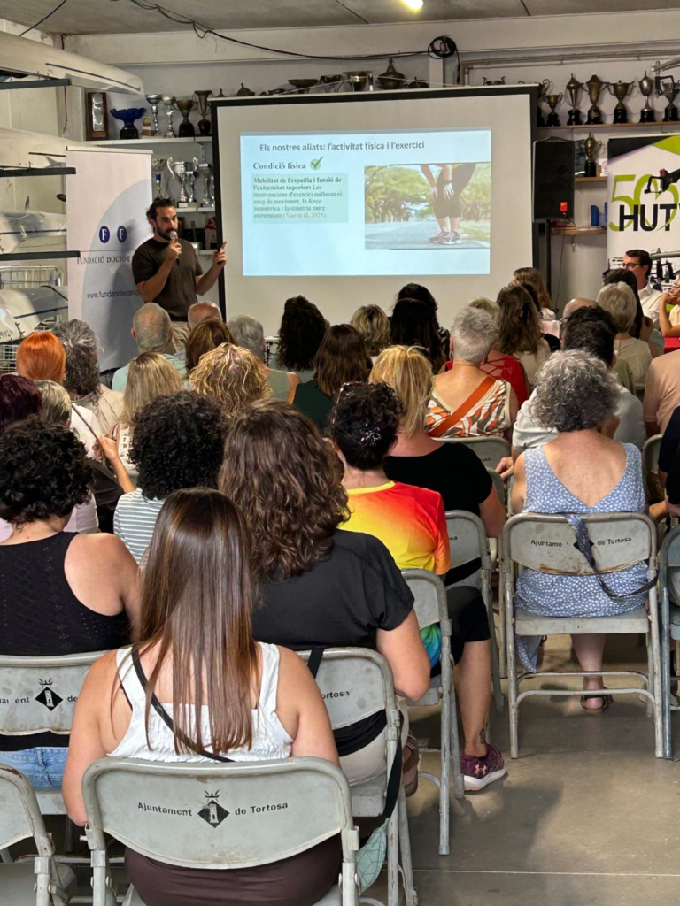 El Dr. David Piñol, fisioterapeuta de l'Hospital Universitari Verge de la Cinta, durant la seva ponència sobre els beneficis de l'activitat física i l'exercici en el tractament i recuperació del càncer de mama.